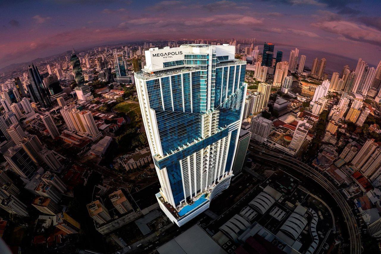 Megapolis Hotel Panama Luaran gambar The building at night