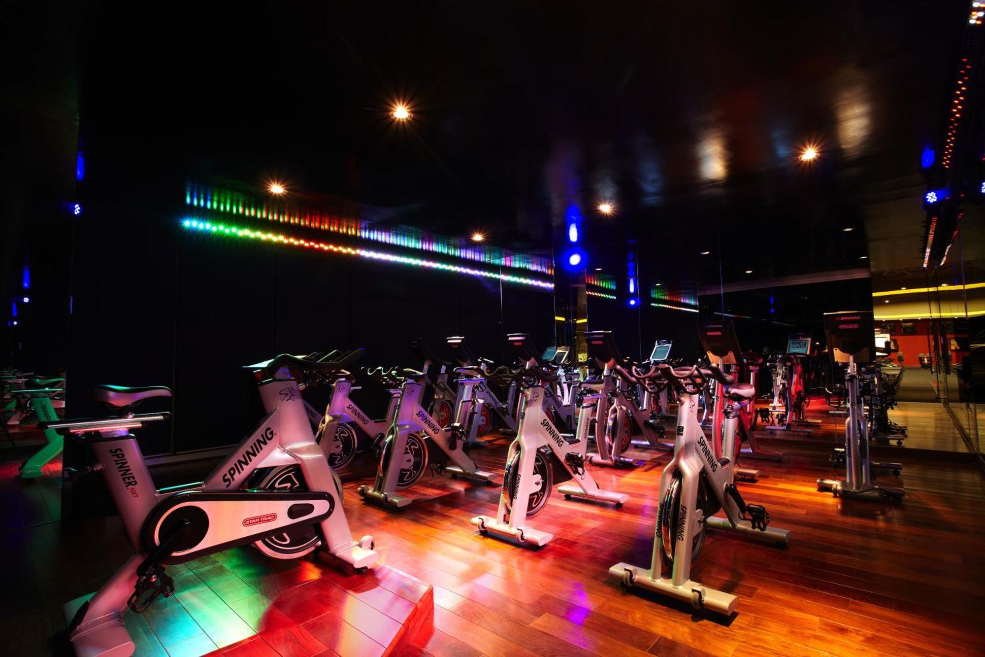Megapolis Hotel Panama Luaran gambar A spinning class at a gym